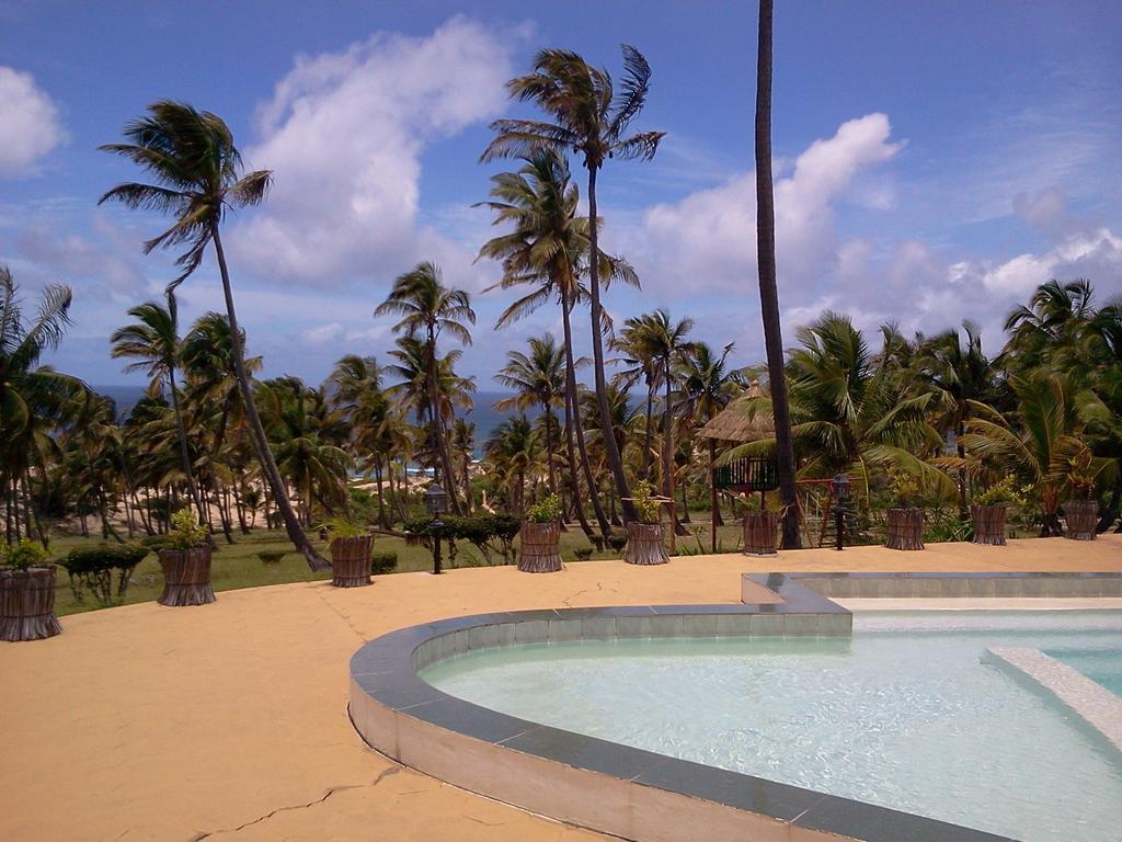 Blue Moon Beach Holiday Resort Иньямбане Экстерьер фото