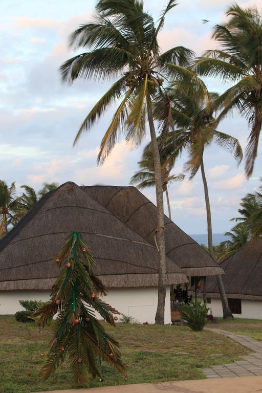 Blue Moon Beach Holiday Resort Иньямбане Экстерьер фото